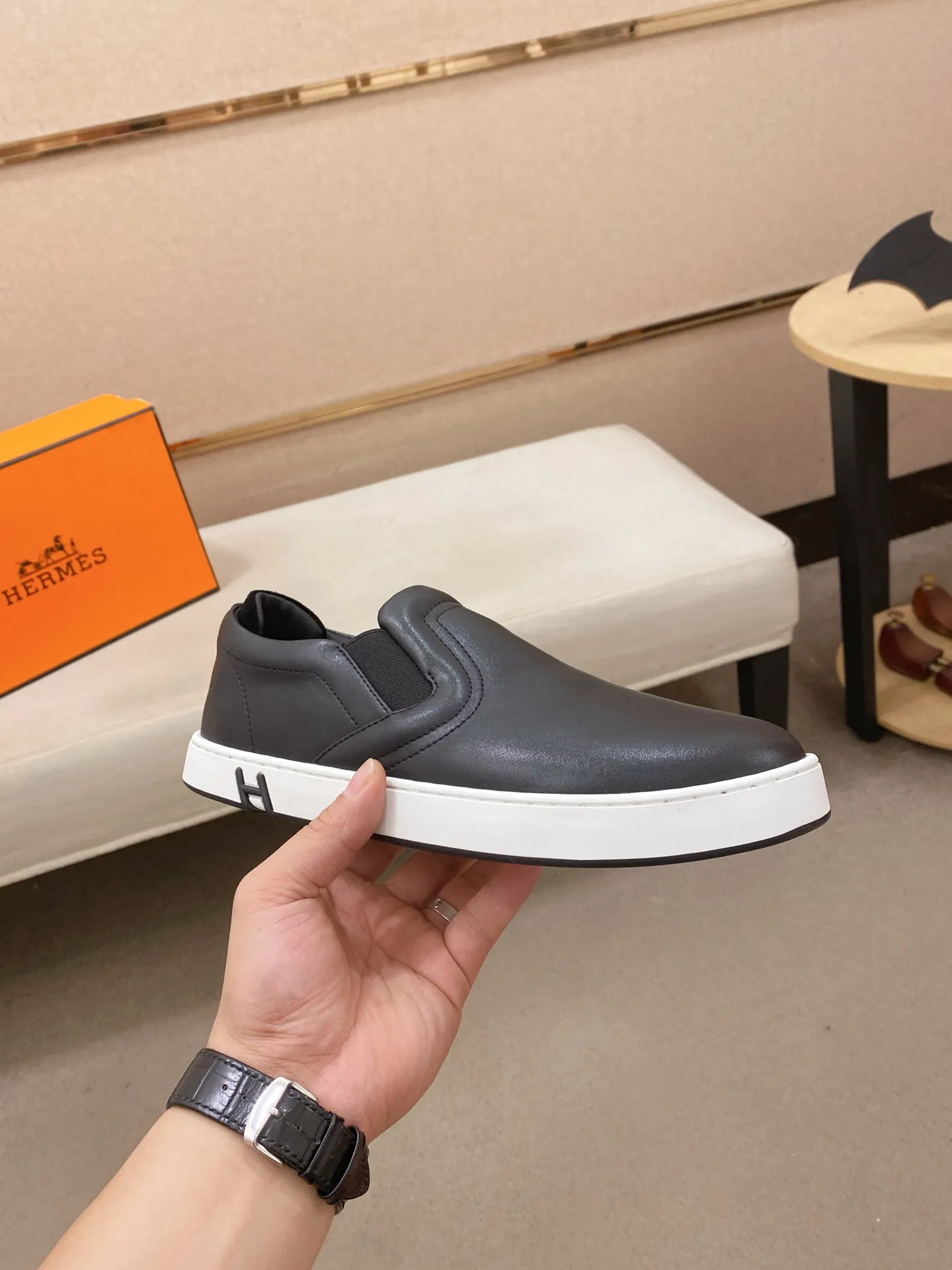 Men's clothing and shoes💰: 442💰《HERMES》【Classic original single version】Hermès; top 🔝purchase agent🔍🔍men's latest 🇺🇸 counter sales simultaneously, imported from Italy original ▲▲cowhide ▲▲ (high-end, nobility, class) ) Exquisite workmanship (Italian 🇮🇹 imported water-dyed 🐂 cowhide lining) sole: original sole provided by the original factory, ⚠️exclusive double-layer activity·TPR·rubber·combined molded outsole; super comfortable·wear-resistant·non-slip·environmental protection The real thing is more beautiful if you take the real thing (high quality, follow the order). You can enter and exit the counter at will * Number of yards: 38-44 (45 can be customized and cannot be returned or exchanged)